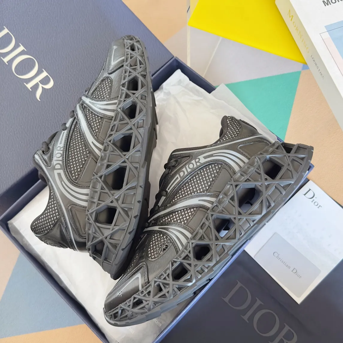 【DIOR】P:800💰 Men's 39-44. (Male 45.46 custom-made) Dior kawa Dior joint 2025ss casual sports shoes‼ ️ Reinterpret running shoes with dior’s haute couture style. b35 is made of fine-textured leather and mesh fabric materials. It can be worn in all seasons, is comfortable and breathable, and has many lines on the shoe body to outline details. It has a full retro three-dimensional feel and can create a casual look all year round!